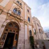 Usciamo dalla chiesa e ci dirigiamo all�interno dell�Istituto, situato alla sinistra del tempio. L�edificio color ocra e in stile neogotico, fu costruito nel 1905